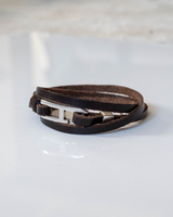 Brown leather wrap bracelet for men, featuring a zamak buckle, wraps three times around the wrist.