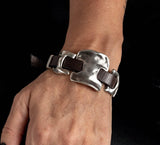 Unisex metal and leather bracelet made in the uno de 50 style