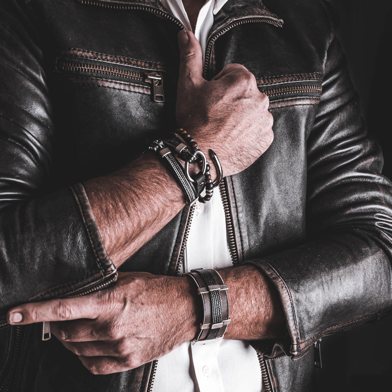Men’s leather and metal bracelet combined for a strong look (M-7035)