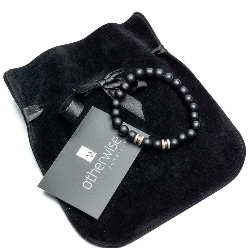 Black glass beaded bracelet with metal details (M-7036)