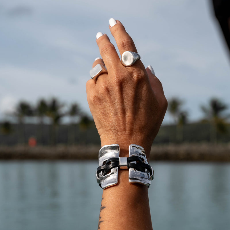 Bracelet with Black leather with rustic Zamak silver-plated sliders (BR-283)