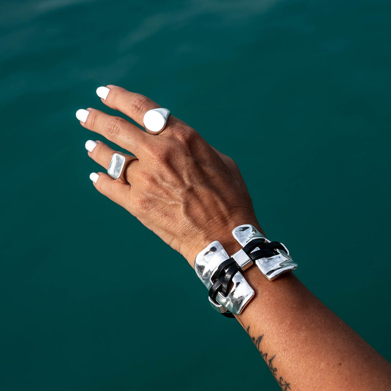 Bracelet with Black leather with rustic Zamak silver-plated sliders (BR-283)