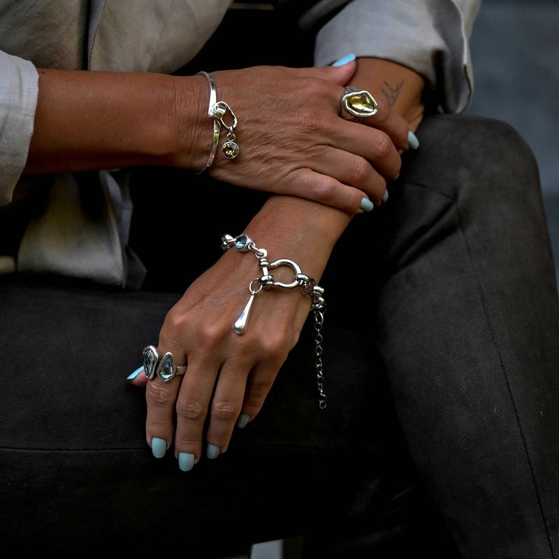 Metal bracelet with U bolt and Austrian crystal (BR-445)