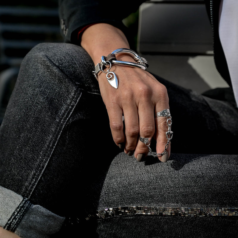 2 ring bands connected by chain (R-2083) 
