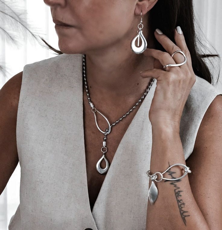 Edgy Chic jewelry set, Classy silver necklace bracelet earrings and ring set