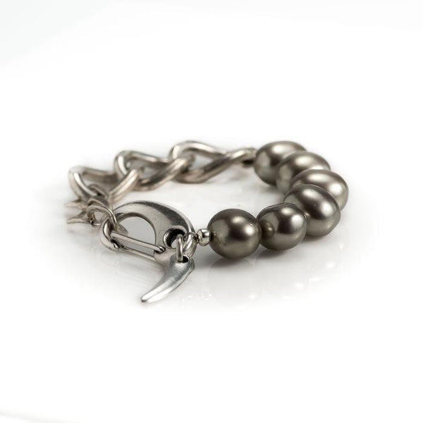 Shell Pearl bracelet in silver tones with thick silver-plated brass chain, Gift for her, Gift for women, Trendy Jewelry, classy jewelry