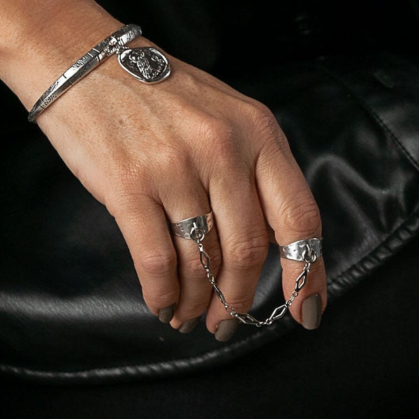 Double rings with chain