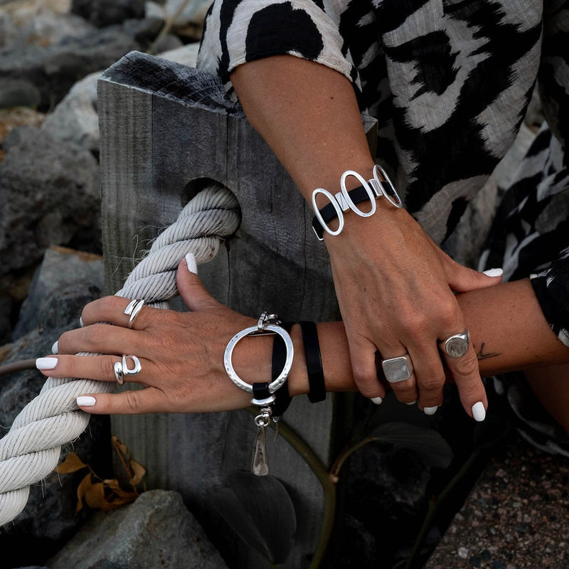 Unique unode50 style bracelet, Standout black leather and oval metal elements cuff for your every day look.