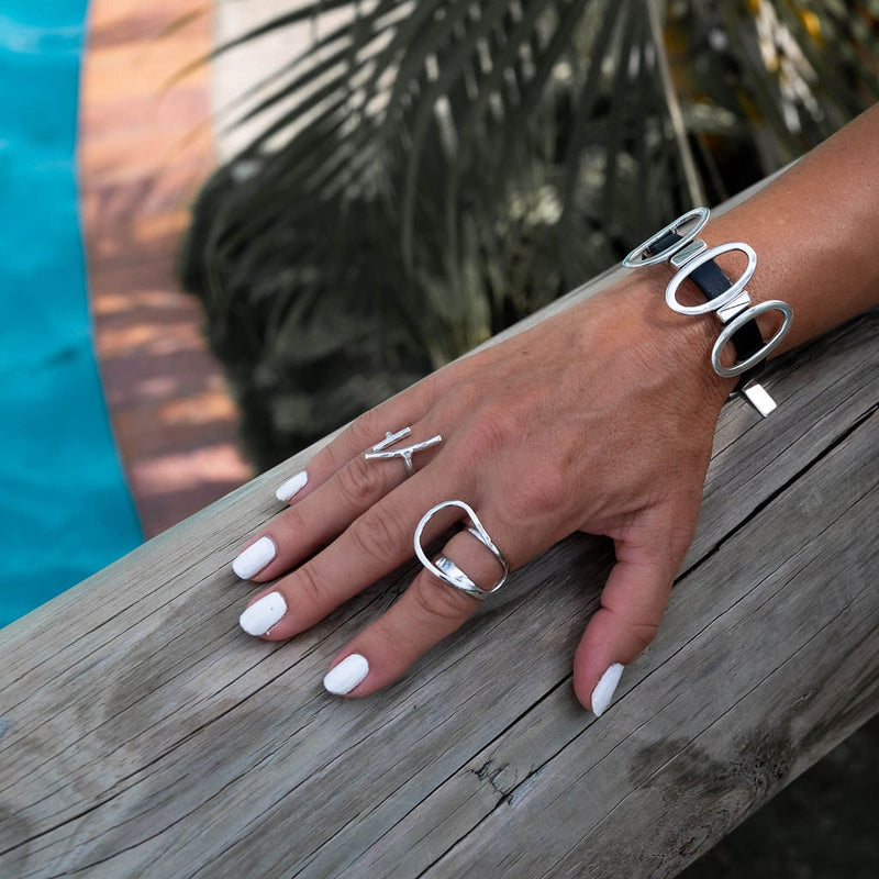 Unique unode50 style bracelet, Standout black leather and oval metal elements cuff for your every day look.