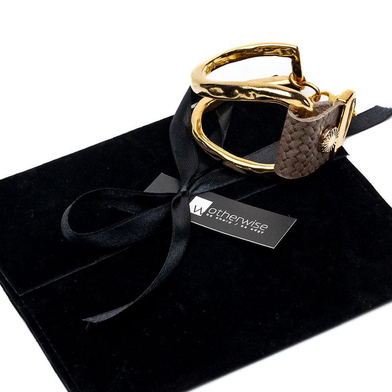 Edgy Chic leather and metal bracelet in Uno de 50 style, Unisex edgy and unique gold plated jewelry design with green or brown leather