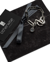Chic stainless steel bracelet featuring a "Silver Night" Swarovski crystal charm and an elegant T-bar closure.