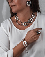 Chunky anchor link necklace and bracelet set in silver plated zamak, featuring oversized links and a carabiner closure.