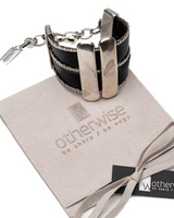 Wide leather cuff bracelet featuring two soft black leather strands, three chain strands, and two silver-plated Zamak bars.