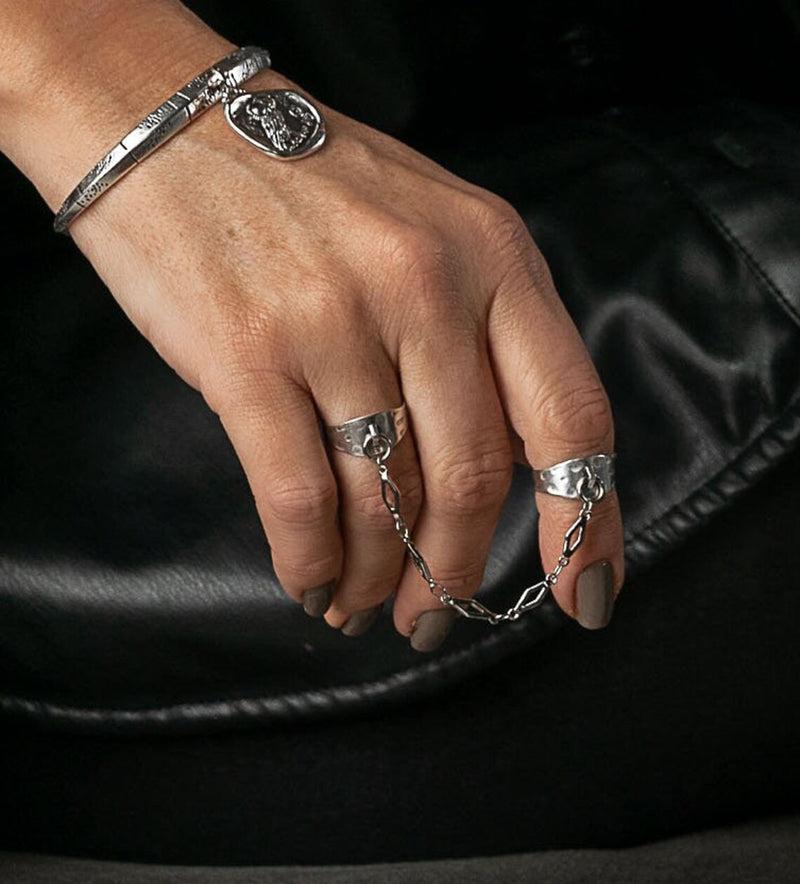 Double rings with chain (R-2070)