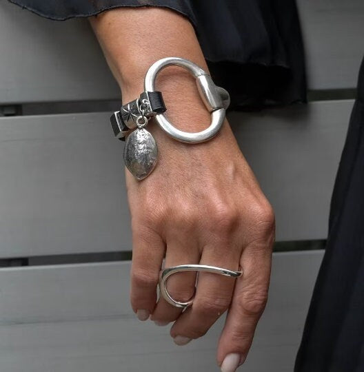 Black leather and horsebit metal, cuff bracelet (BR-416)