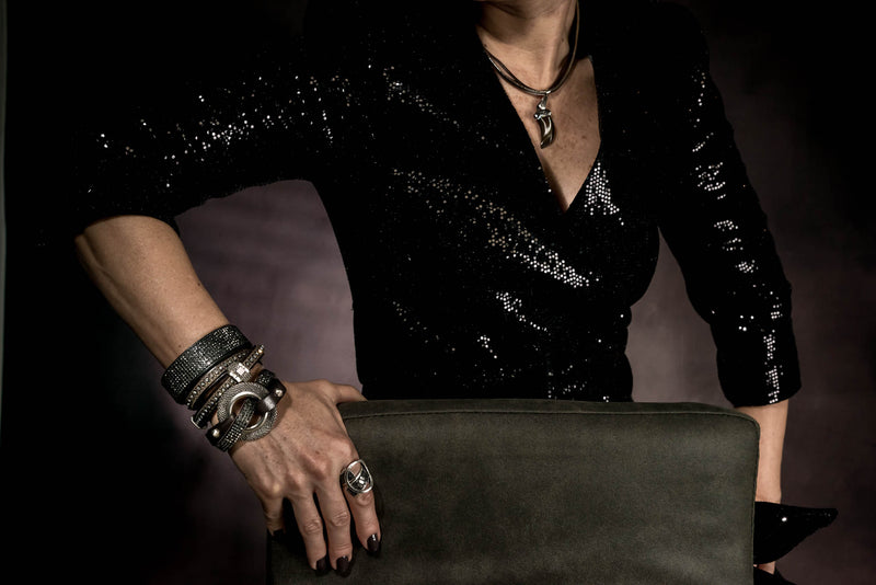 Bracelet with strass on dark brown or black leather  (BR-187)