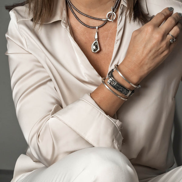 Silver-plated bangle with strass on black leather and buckle attached (BR-278)