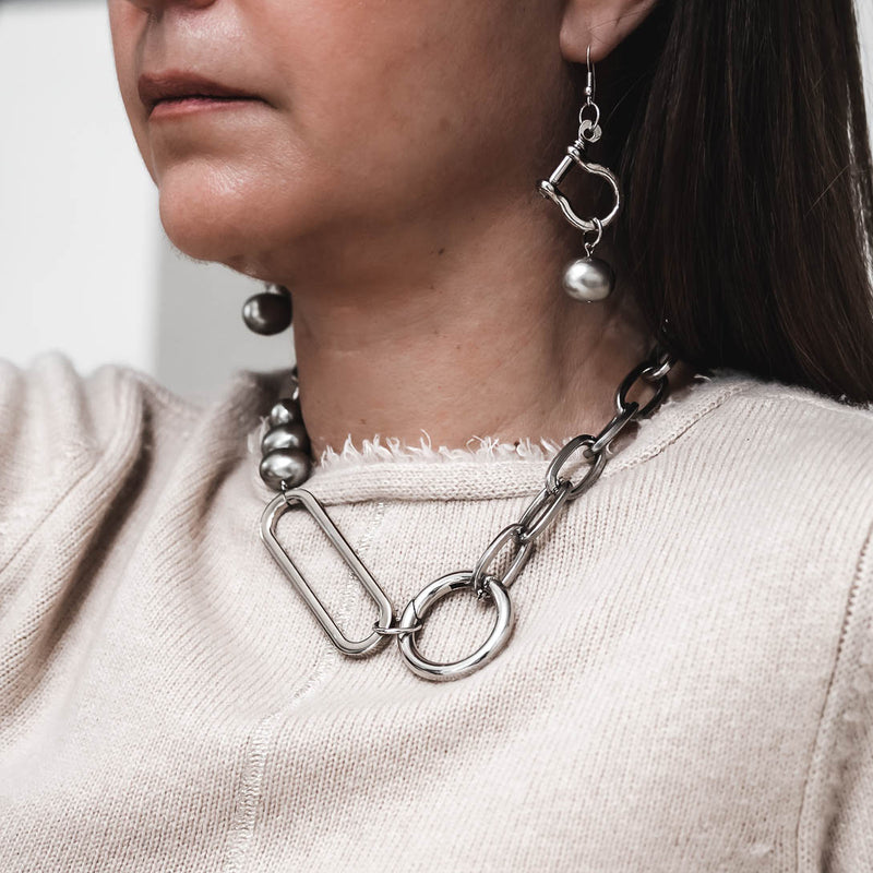 Classic meets funky with these earrings, Zamak clasp with shell pearl (E-4019)