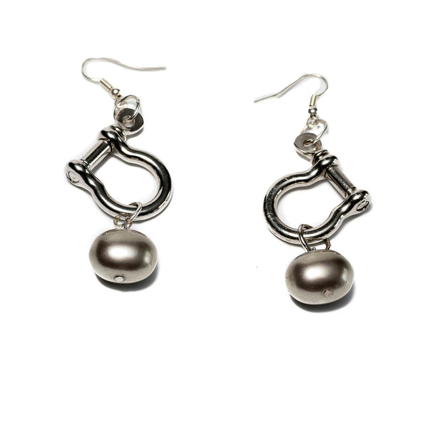 Classic meets funky with these earrings, Zamak clasp with shell pearl (E-4019)