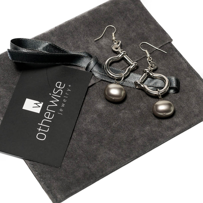 Classic meets funky with these earrings, Zamak clasp with shell pearl (E-4019)