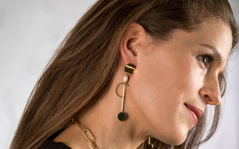 Classy rod earrings with baroque pearl (E-4031)​