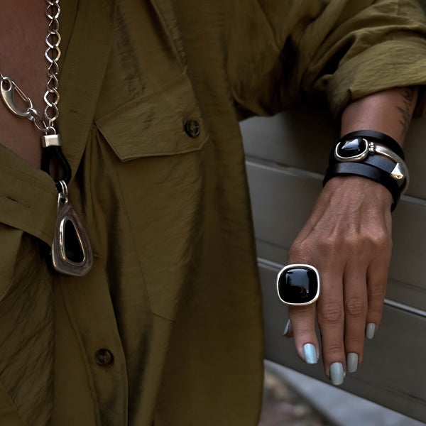 Black resin ring (R-2084)