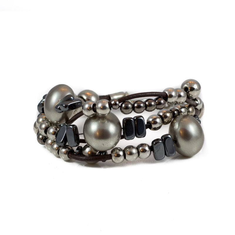 Bracelet - Bracelet With Shell Pearls And Hematite And Metal Beads On Leather (BR-168)